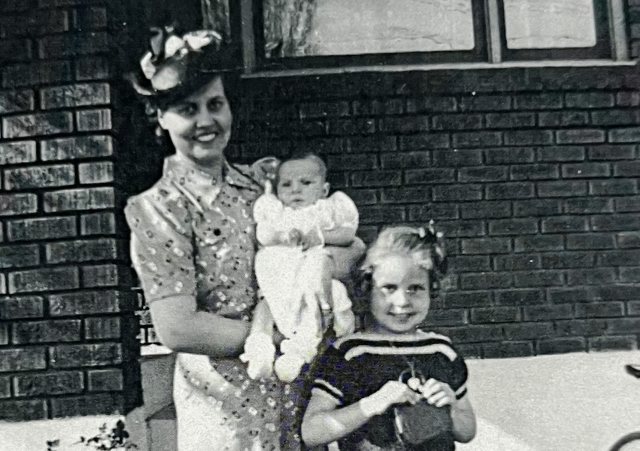 Daryl Hoole pictured with her little sister Donette & her mother, 1940